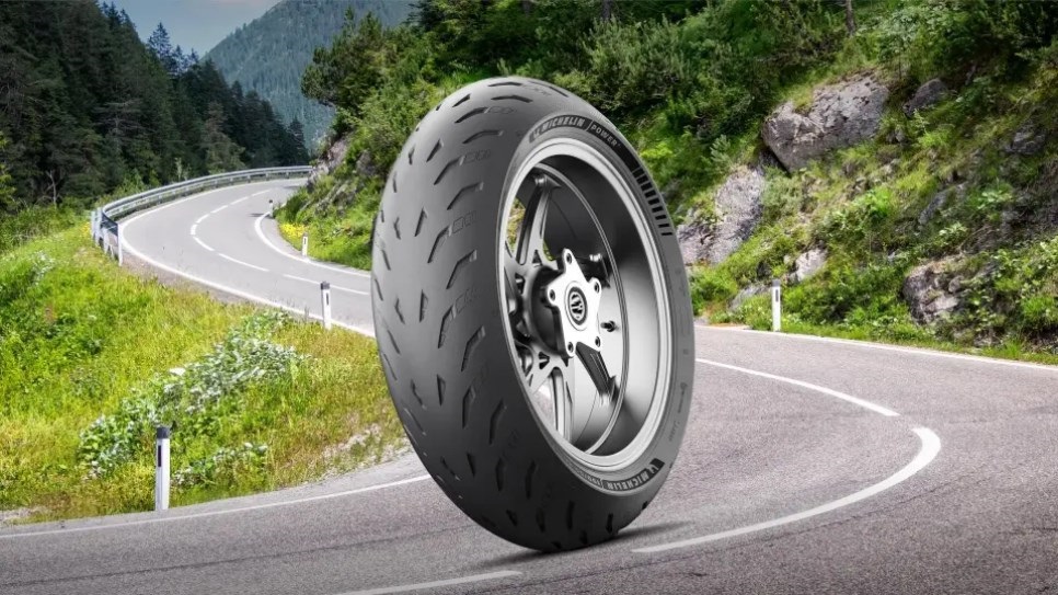 Neumático de moto Michelin Power 5 en carretera